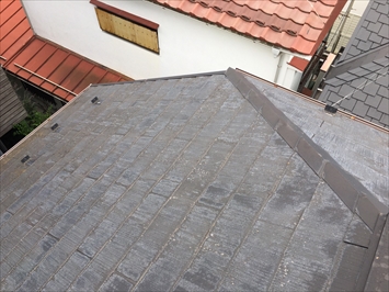 塗膜の劣化した屋根